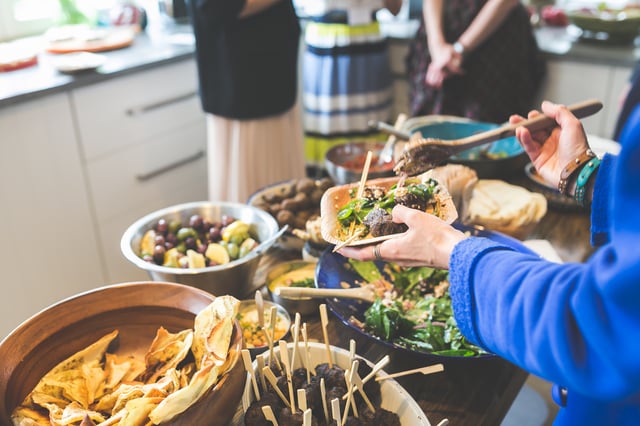 kaboompics.com_Woman_putting_food_on_the_plate.jpg