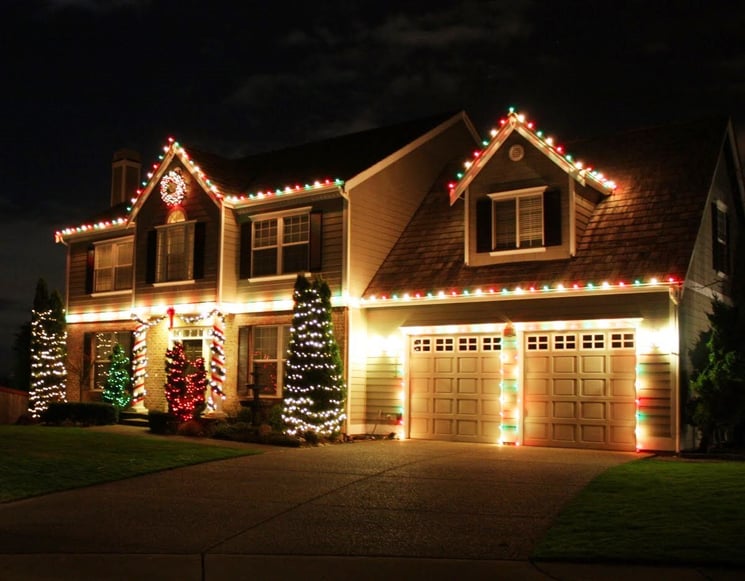 Before you deck the halls, follow these holiday lighting tips. 