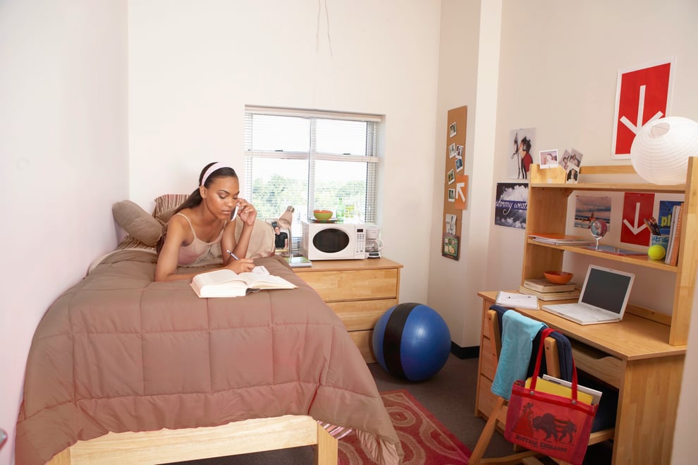 girl_in_dorm